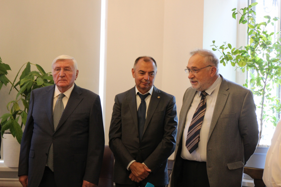 В Педиатрическом университете открылась выставка, посвящённая Роману Вредену 31