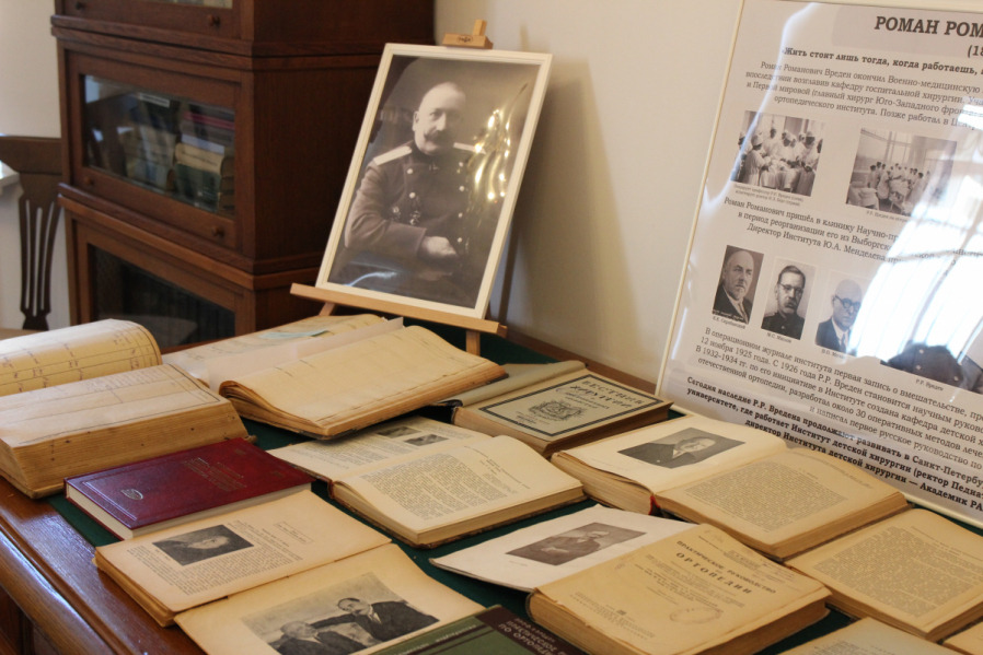 В Педиатрическом университете открылась выставка, посвящённая Роману Вредену 40