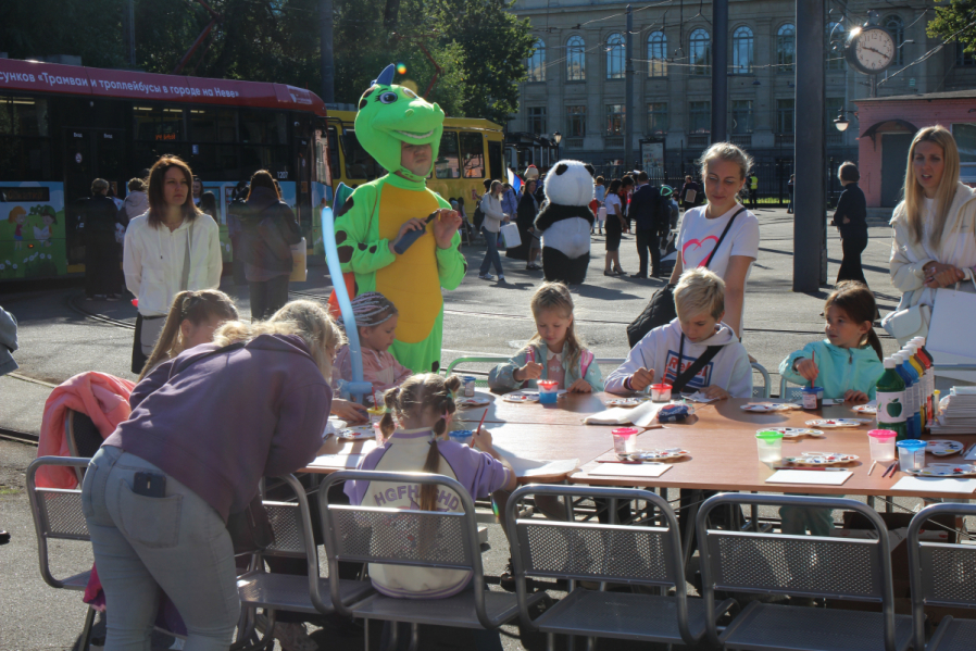 Почему трамваи не чихают: в Экспозиционно-выставочном комплексе Горэлектротранса подвели итоги конкурса детского рисунка 5