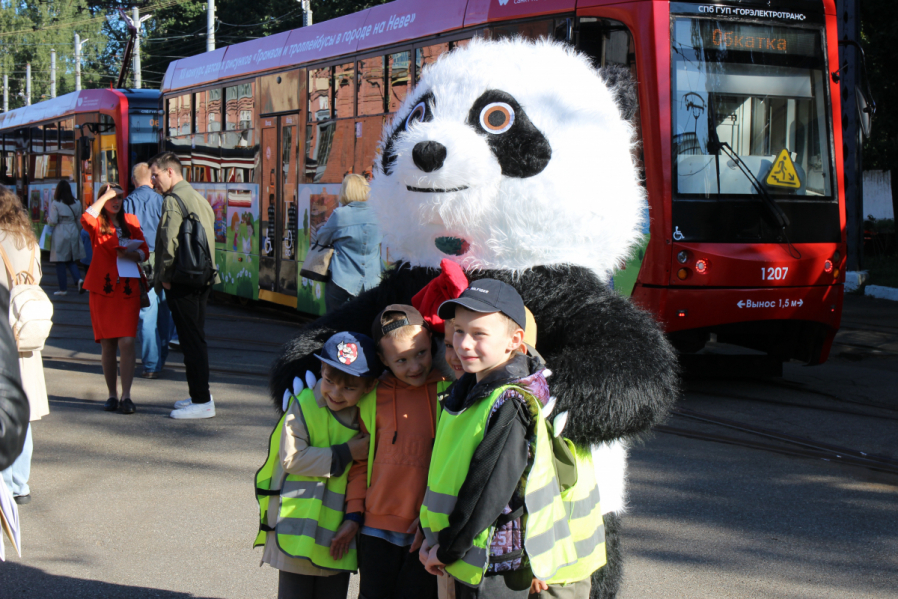 Почему трамваи не чихают: в Экспозиционно-выставочном комплексе Горэлектротранса подвели итоги конкурса детского рисунка 8