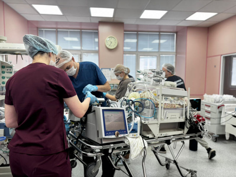 В Педиатрический университет экстренно доставили новорожденную из Великого Новгорода