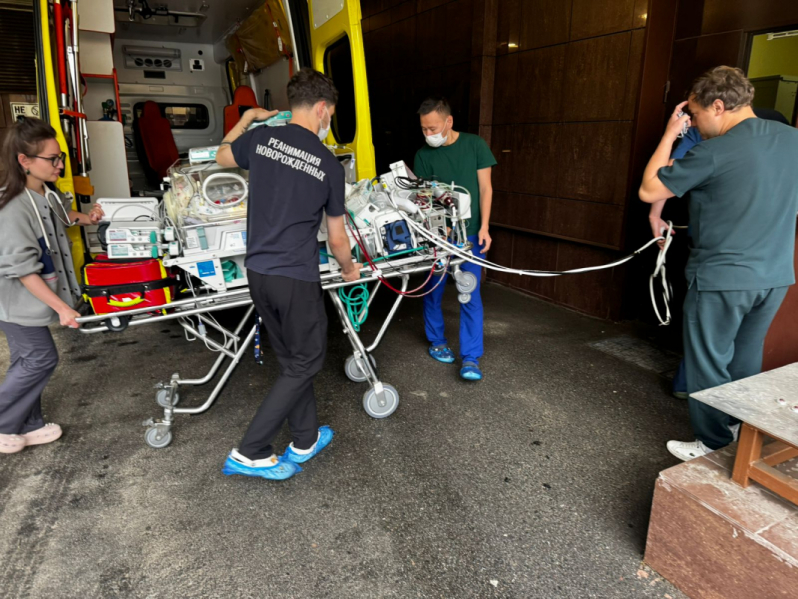 В Педиатрический университет экстренно доставили новорожденную из Великого Новгорода 1