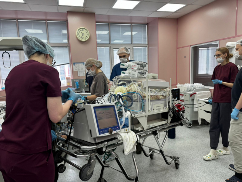 В Педиатрический университет экстренно доставили новорожденную из Великого Новгорода 2