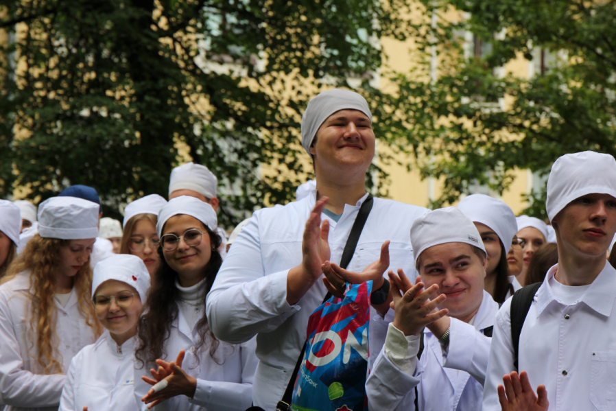 Первый курс столетия: В Педиатрическом университете состоялась торжественная церемония посвящения в студенты 37