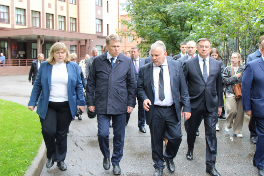 Скульптуру о войне и материнской любви открыл Михаил Мурашко в Педиатрическом университете 1