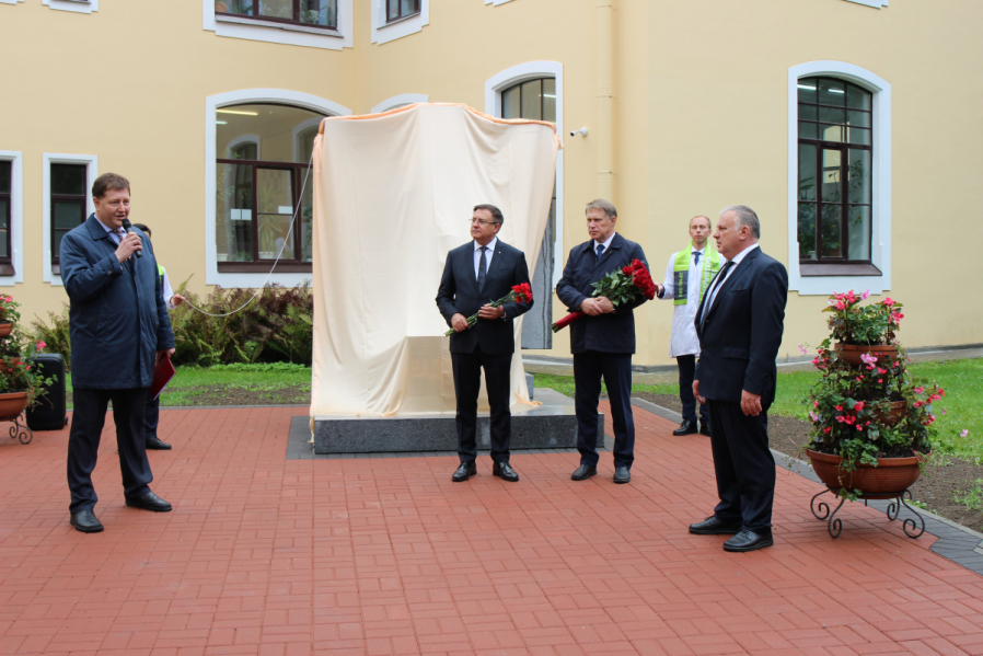 Скульптуру о войне и материнской любви открыл Михаил Мурашко в Педиатрическом университете 2