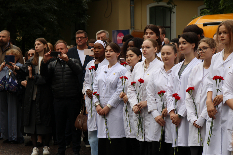 Скульптуру о войне и материнской любви открыл Михаил Мурашко в Педиатрическом университете 3