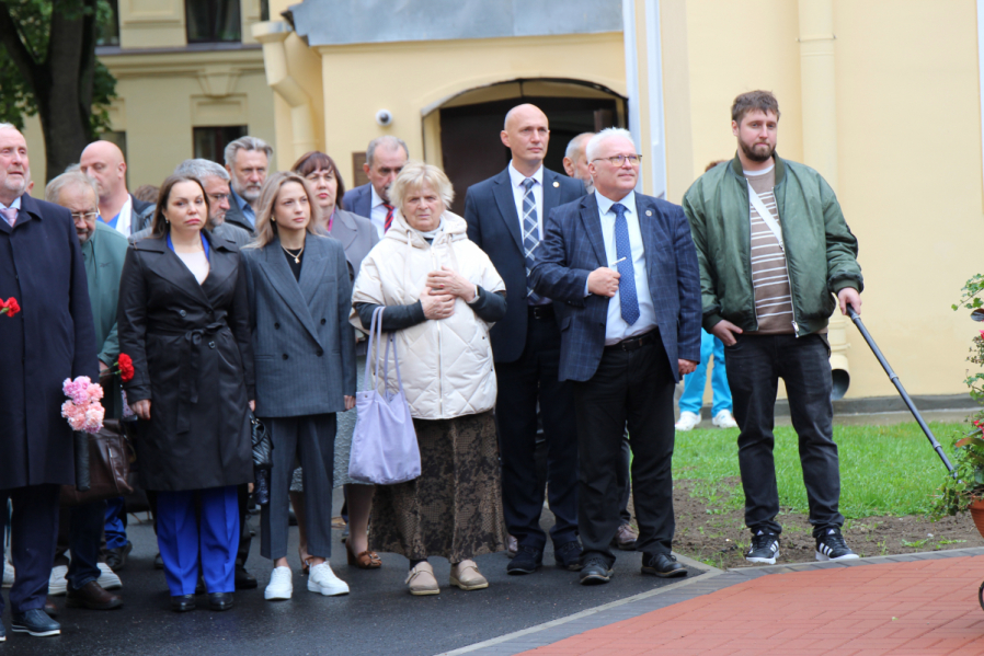 Скульптуру о войне и материнской любви открыл Михаил Мурашко в Педиатрическом университете 4