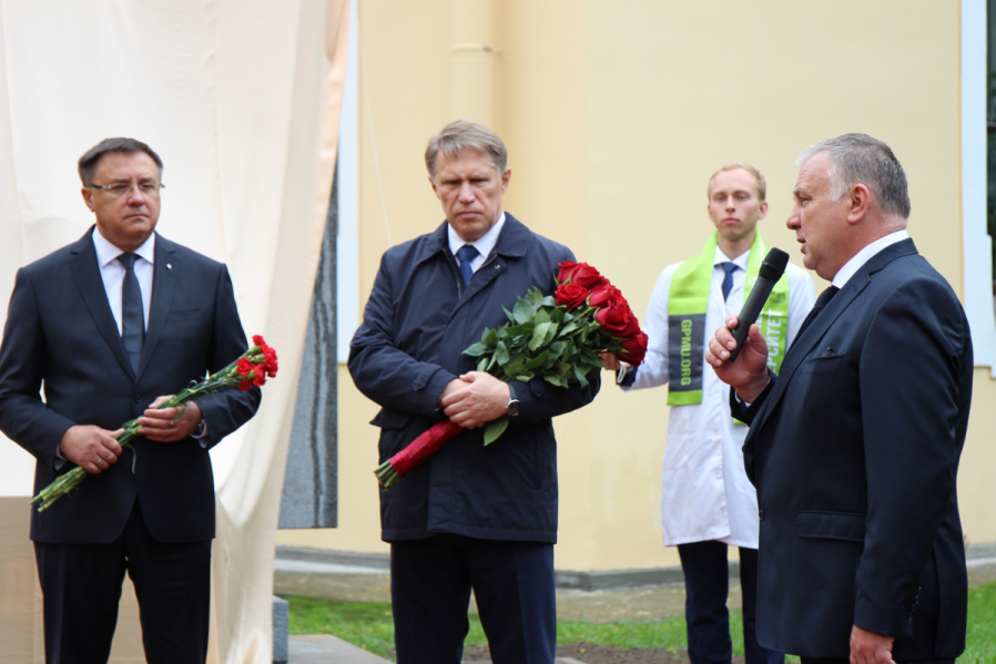 Скульптуру о войне и материнской любви открыл Михаил Мурашко в Педиатрическом университете