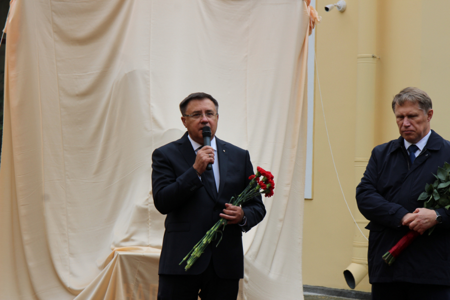 Скульптуру о войне и материнской любви открыл Михаил Мурашко в Педиатрическом университете 6