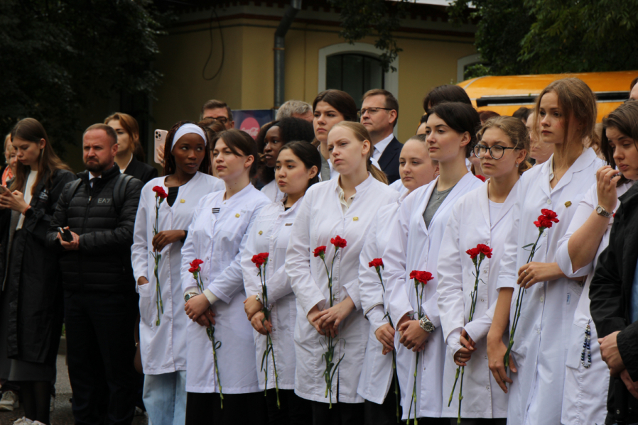 Скульптуру о войне и материнской любви открыл Михаил Мурашко в Педиатрическом университете 7