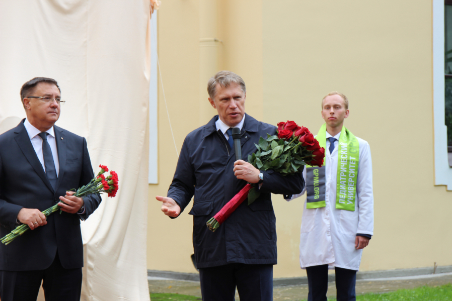 Скульптуру о войне и материнской любви открыл Михаил Мурашко в Педиатрическом университете 8