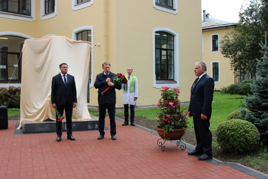 Скульптуру о войне и материнской любви открыл Михаил Мурашко в Педиатрическом университете 9