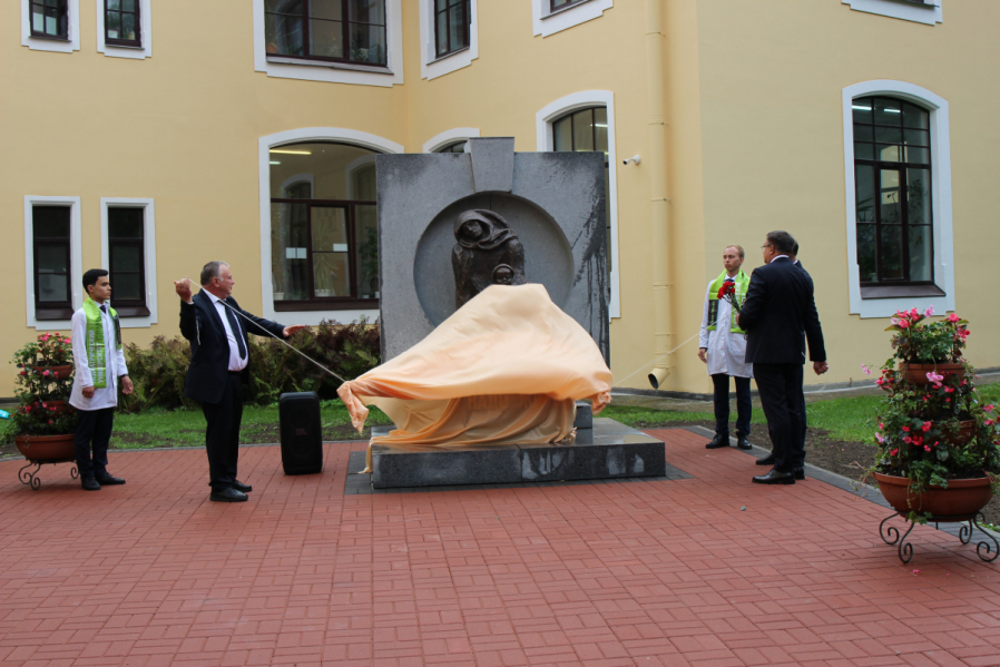 Скульптуру о войне и материнской любви открыл Михаил Мурашко в Педиатрическом университете 10