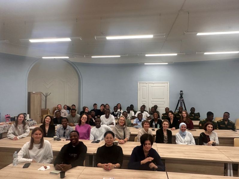 Студенты-медики представили Педиатрический университет на форуме в СПбГУ 2