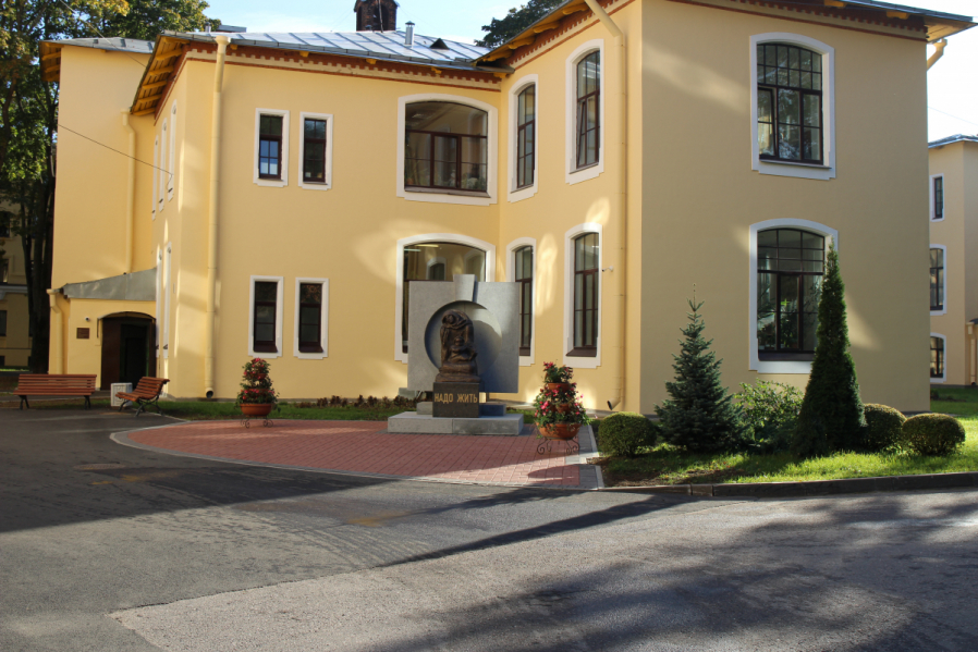 В Педиатрическом университете освятили памятник матерям блокадного Ленинграда «Надо жить» 2