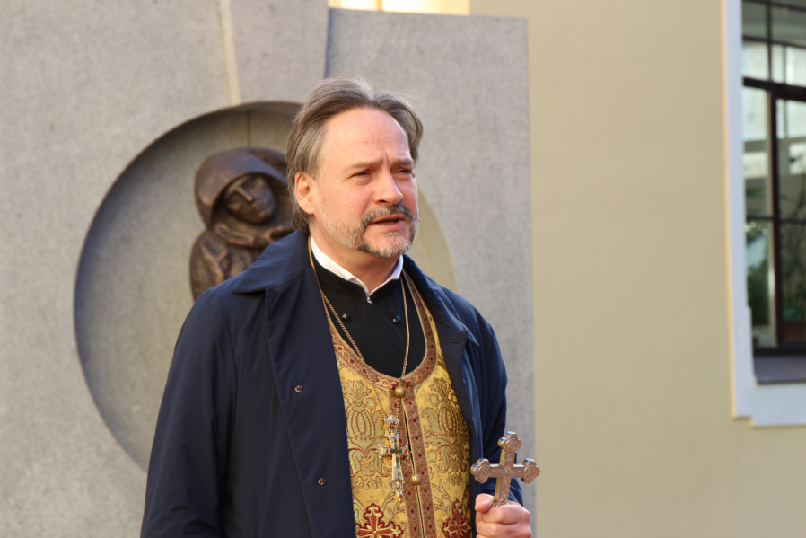 В Педиатрическом университете освятили памятник матерям блокадного Ленинграда «Надо жить» 3