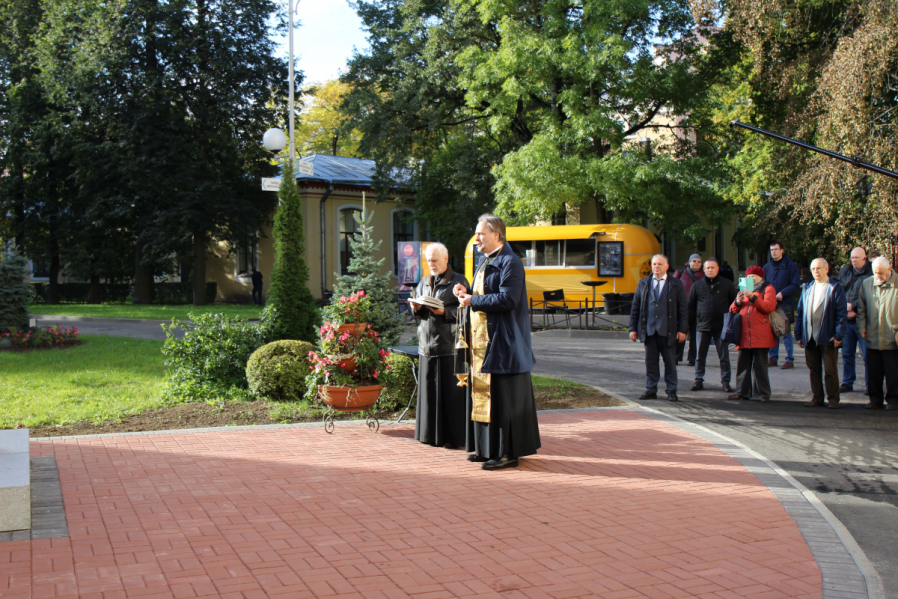 В Педиатрическом университете освятили памятник матерям блокадного Ленинграда «Надо жить» 7