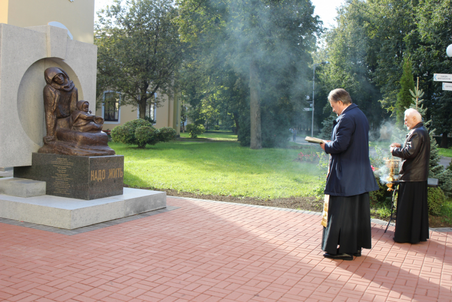 В Педиатрическом университете освятили памятник матерям блокадного Ленинграда «Надо жить» 10