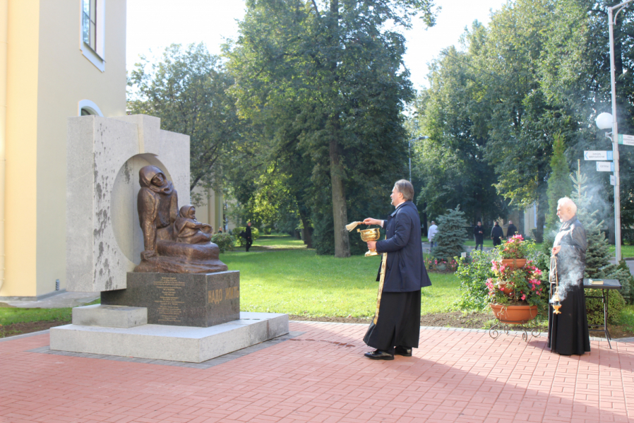 В Педиатрическом университете освятили памятник матерям блокадного Ленинграда «Надо жить» 11