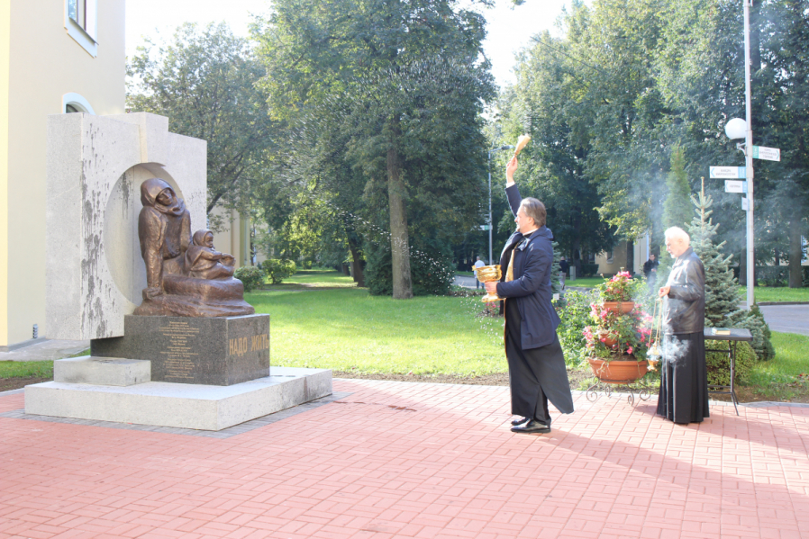 В Педиатрическом университете освятили памятник матерям блокадного Ленинграда «Надо жить» 12