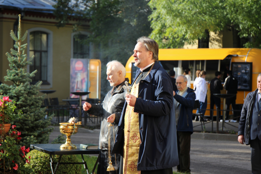 В Педиатрическом университете освятили памятник матерям блокадного Ленинграда «Надо жить» 13