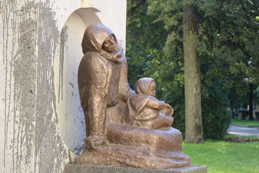 В Педиатрическом университете освятили памятник матерям блокадного Ленинграда «Надо жить» 15