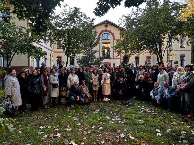 Выпускники 1995 года посадили ель на территории Педиатрического университета