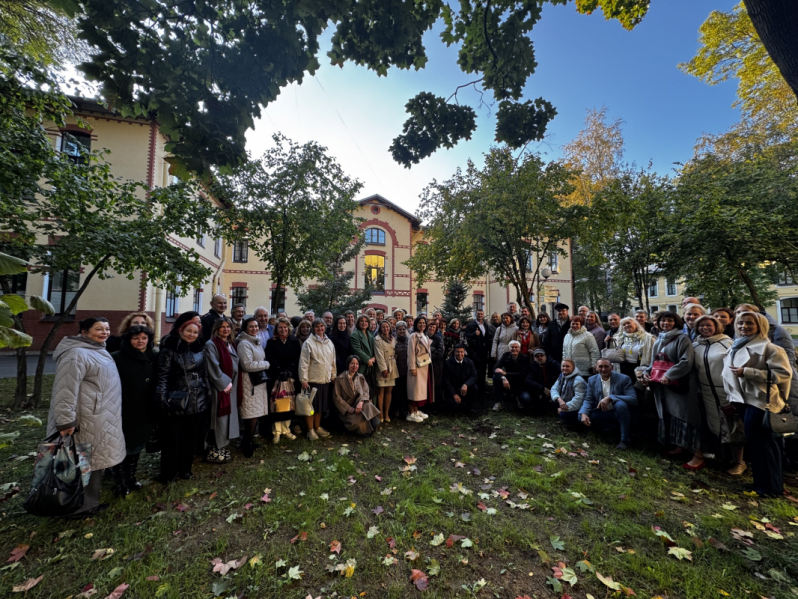 Выпускники 1995 года посадили ель на территории Педиатрического университета 1