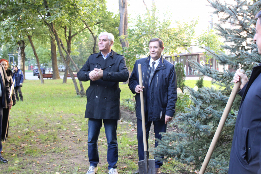 Выпускники 1995 года посадили ель на территории Педиатрического университета 2