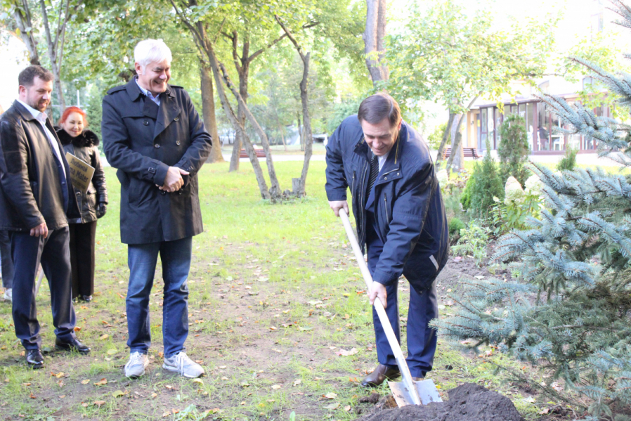 Выпускники 1995 года посадили ель на территории Педиатрического университета 3