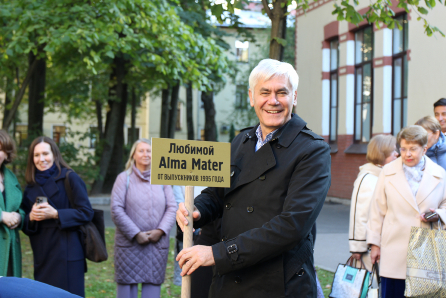 Выпускники 1995 года посадили ель на территории Педиатрического университета 5