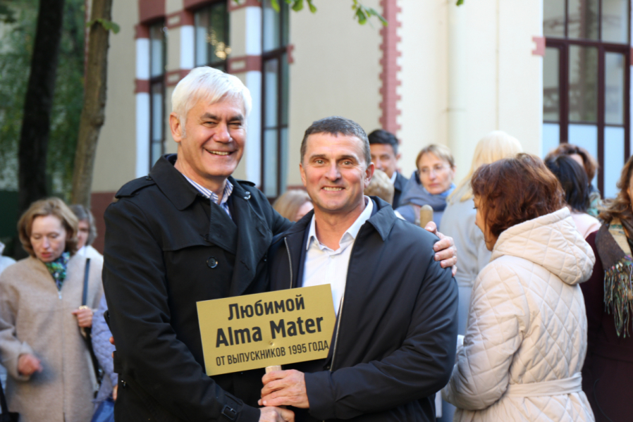 Выпускники 1995 года посадили ель на территории Педиатрического университета 6