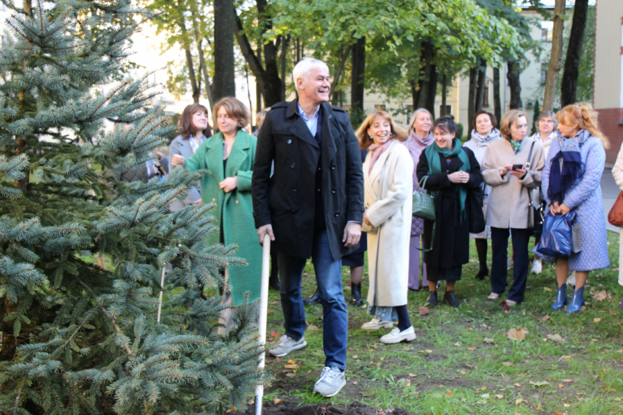 Выпускники 1995 года посадили ель на территории Педиатрического университета 7