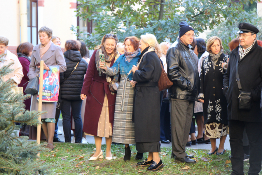 Выпускники 1995 года посадили ель на территории Педиатрического университета 8