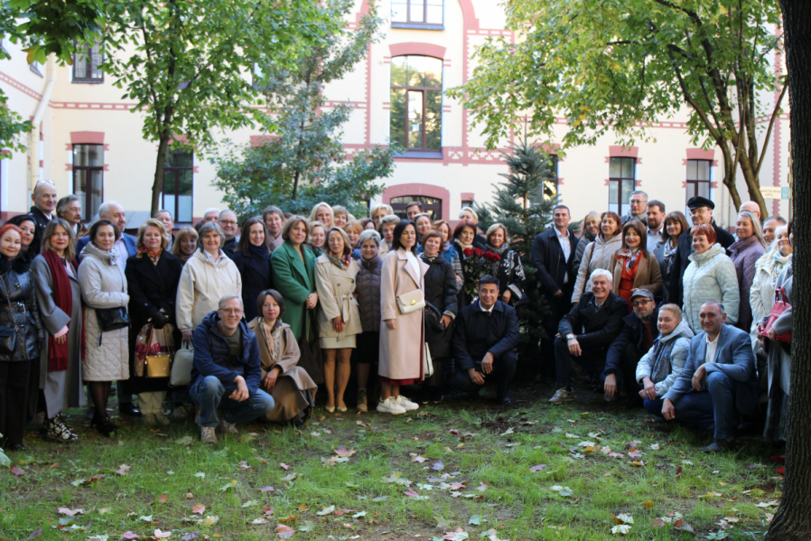 Выпускники 1995 года посадили ель на территории Педиатрического университета 10