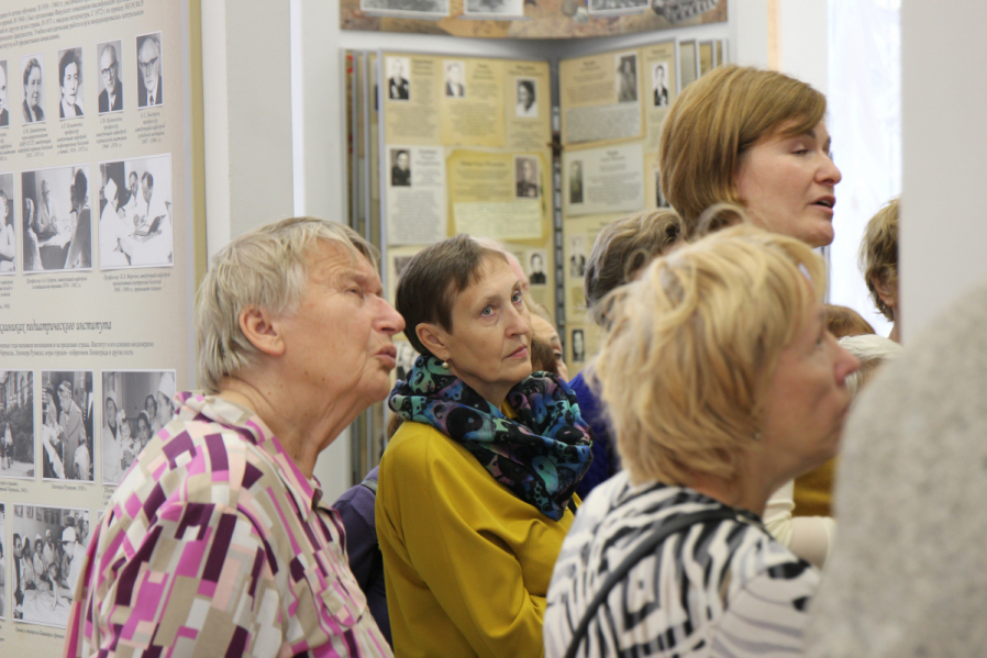 Комплексный центр занятости Василеостровского района организовал экскурсию в музей Педиатрического университета 2