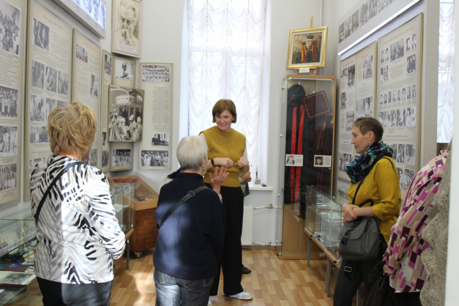 Комплексный центр занятости Василеостровского района организовал экскурсию в музей Педиатрического университета