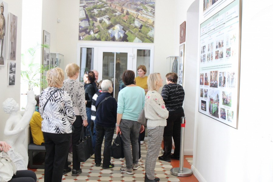 Комплексный центр занятости Василеостровского района организовал экскурсию в музей Педиатрического университета 4