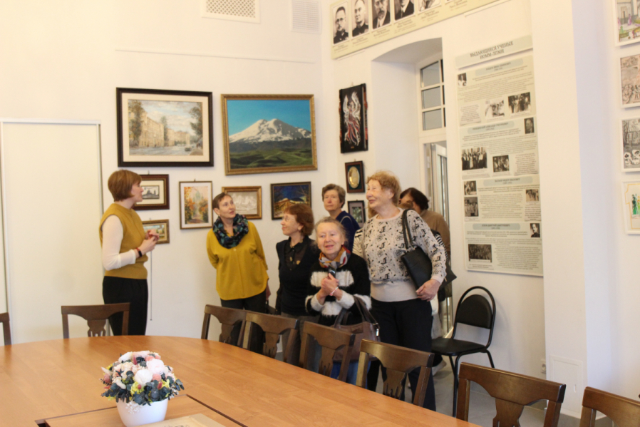 Комплексный центр занятости Василеостровского района организовал экскурсию в музей Педиатрического университета 8