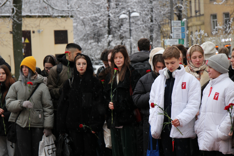 Активисты «Движения Первых» посетили Педиатрический университет в преддверии Дня Матери 2