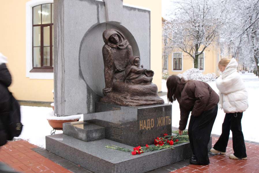 Активисты «Движения Первых» посетили Педиатрический университет в преддверии Дня Матери 12