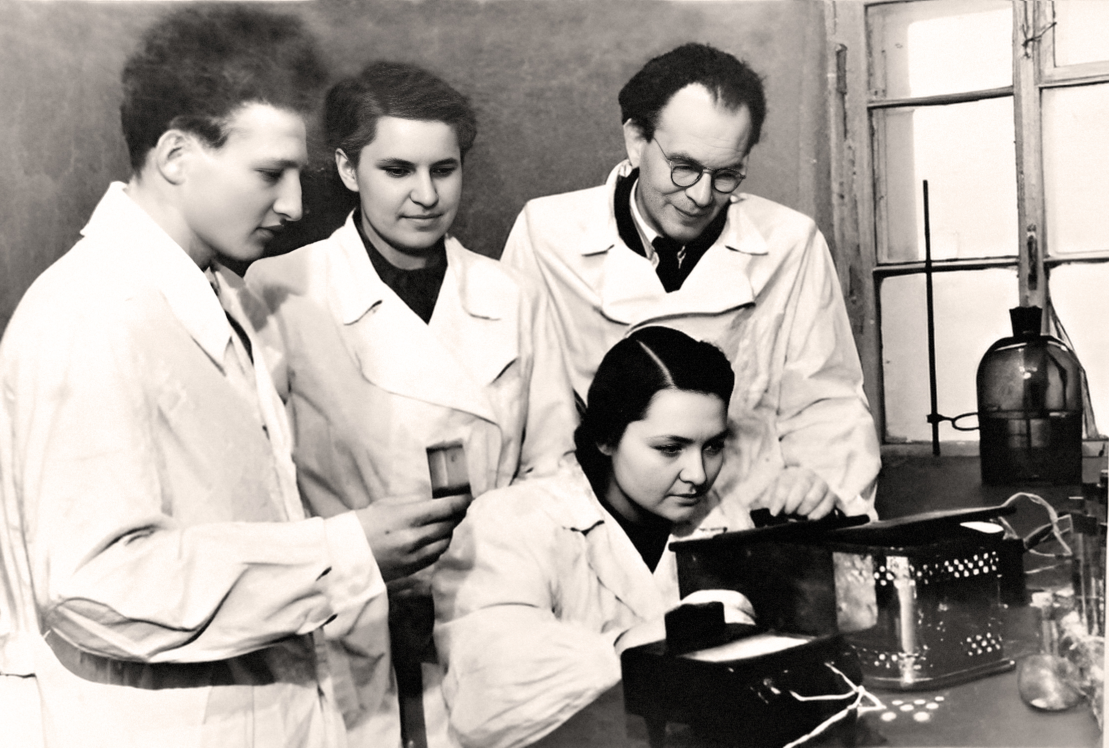 Куленок М.И. со студентами в лаборатории спектрального анализа